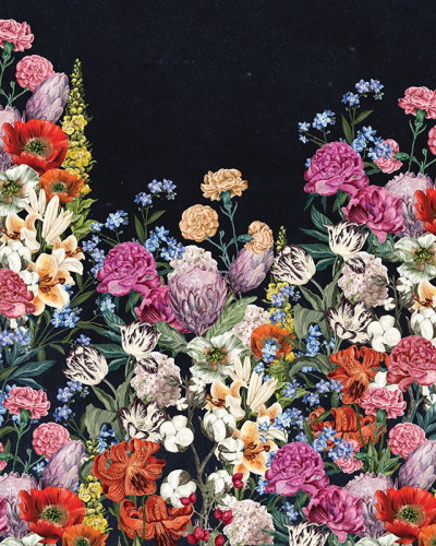 Tapet floral Spring Mural (Dark) pe un perete din spatele unui șemineu.