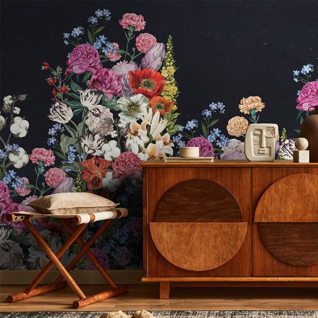 Tapet floral Spring Mural (Dark) pe un perete din spatele unui șemineu.