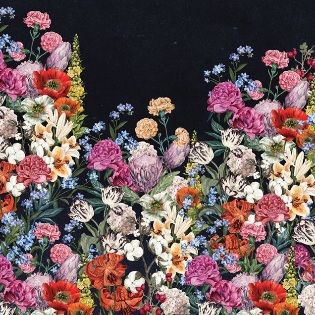 Tapet floral Spring Mural (Dark) pe un perete din spatele unui șemineu.