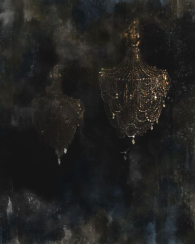 Tapet cu candelabru auriu pe un fundal întunecat, ideal pentru decorarea interioarelor.