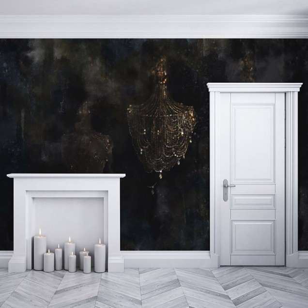 Tapet cu candelabru auriu pe un fundal întunecat, ideal pentru decorarea interioarelor.