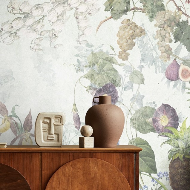 Tapet floral cu nuanțe de verde elegant, cu flori și frunze detaliate, perfect pentru un dormitor modern.