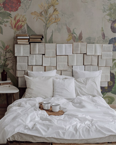 Tapet floral cu nuanțe de verde elegant, cu flori și frunze detaliate, perfect pentru un dormitor modern.