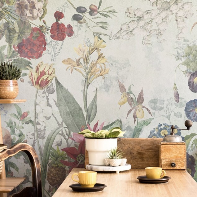 Tapet floral cu nuanțe de verde elegant, cu flori și frunze detaliate, perfect pentru un dormitor modern.
