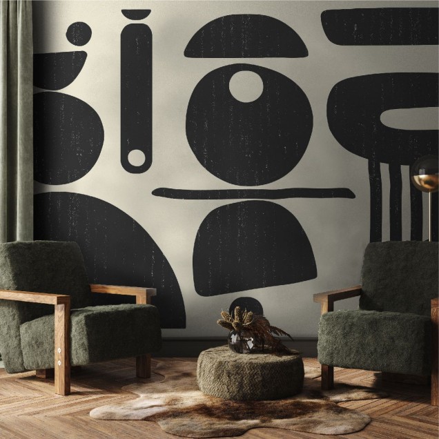Tapet abstract cu forme geometrice în negru și bej pe un perete, cu un scaun din lemn și accesorii din răchită.