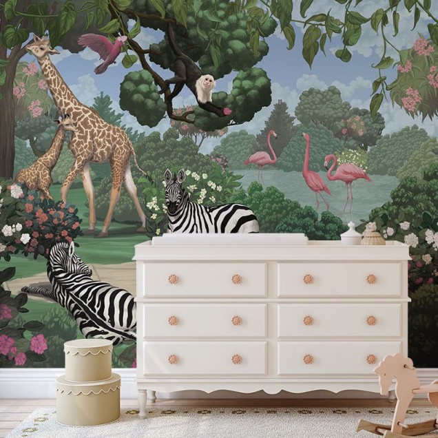 Tapet cu o grafică vibrantă, ilustrând o grădină secretă plină de viață cu girafe, zebre, maimuțe și flamingo roz.