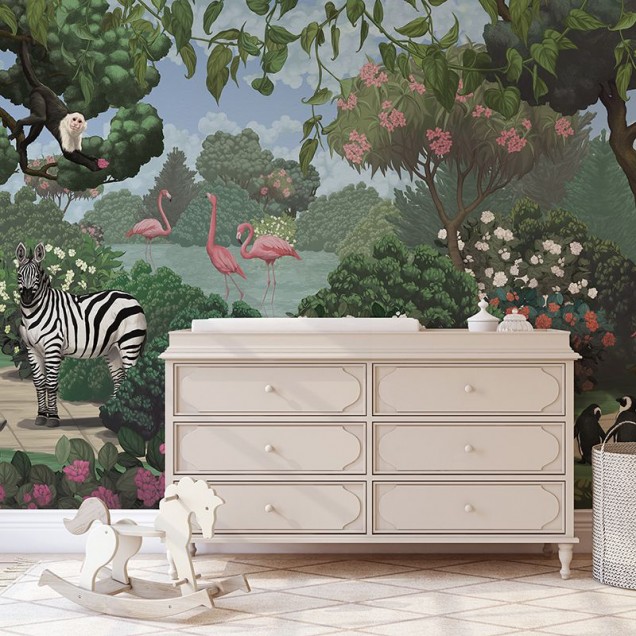 Tapet cu o grafică vibrantă, ilustrând o grădină secretă plină de viață cu girafe, zebre, maimuțe și flamingo roz.
