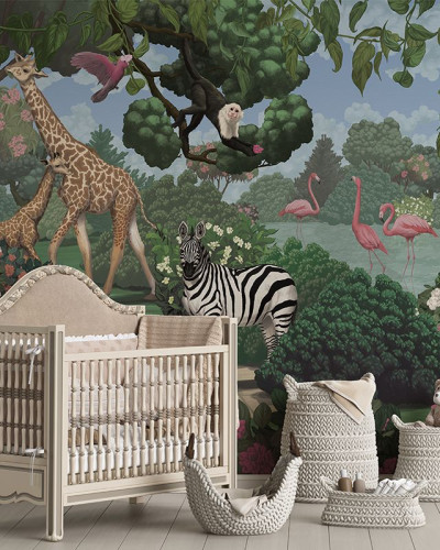 Tapet cu o grafică vibrantă, ilustrând o grădină secretă plină de viață cu girafe, zebre, maimuțe și flamingo roz.