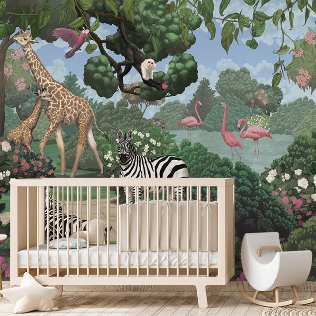 Tapet cu o grafică vibrantă, ilustrând o grădină secretă plină de viață cu girafe, zebre, maimuțe și flamingo roz.
