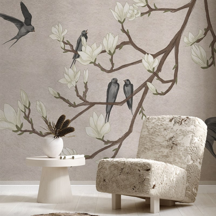 Tapet cu motive florale albe si pasari negre pe un fundal crem, perfect pentru living, dormitor sau birou.