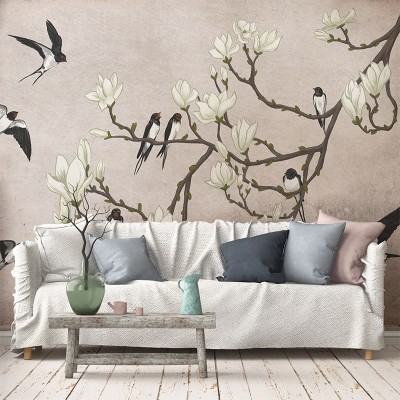 Tapet cu motive florale albe si pasari negre pe un fundal crem, perfect pentru living, dormitor sau birou.
