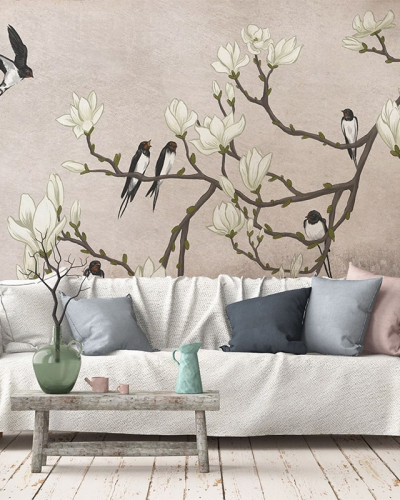 Tapet cu motive florale albe si pasari negre pe un fundal crem, perfect pentru living, dormitor sau birou.