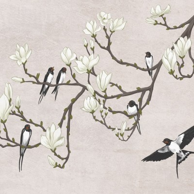 Tapet cu motive florale albe si pasari negre pe un fundal crem, perfect pentru living, dormitor sau birou.