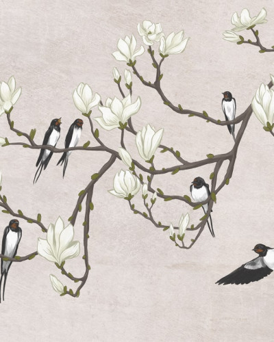 Tapet cu motive florale albe si pasari negre pe un fundal crem, perfect pentru living, dormitor sau birou.