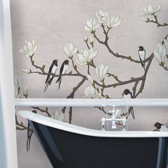 Tapet cu motive florale albe si pasari negre pe un fundal crem, perfect pentru living, dormitor sau birou.