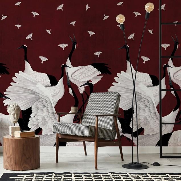 Tapet cu macarale albe pe un fundal de burgundă bogat, Grus Japonesis in Burgundy