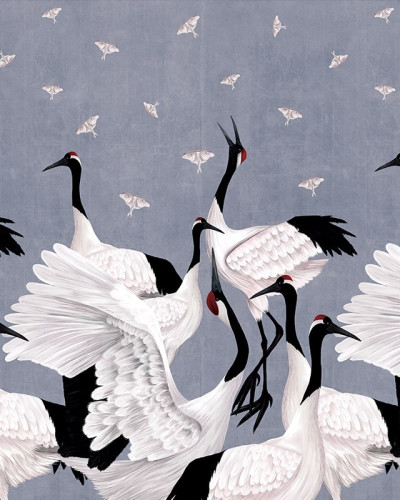 Tapet cu macarale japoneze Grus Japonesis in Blue, design modern, inspirat din cultura japoneză. Imaginea prezintă macarale albe pe fundal albastru, adaugă o notă de liniște și eleganță în casa ta.