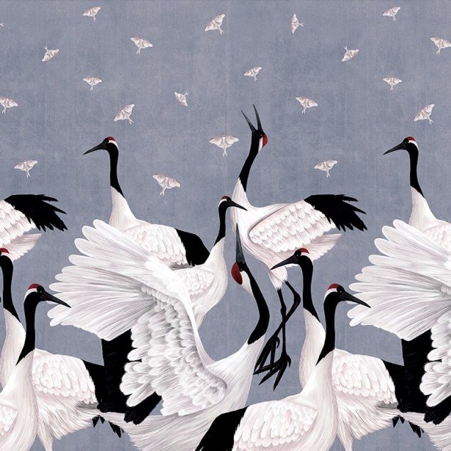 Tapet cu macarale japoneze Grus Japonesis in Blue, design modern, inspirat din cultura japoneză. Imaginea prezintă macarale albe pe fundal albastru, adaugă o notă de liniște și eleganță în casa ta.