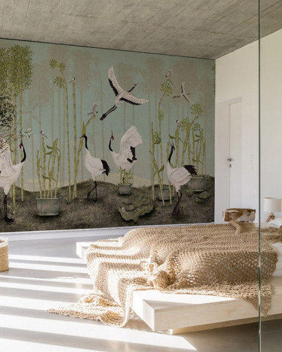 Tapet cu macarale albe pe un fundal albastru deschis, cu un design minimalist inspirat din natura asiatică.