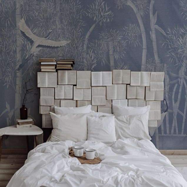 Tapet cu design minimalist Pavilion Blush Blue,  cu o grafică ce ilustrează o pădure de bambus cu păsări în nuanțe de albastru și alb