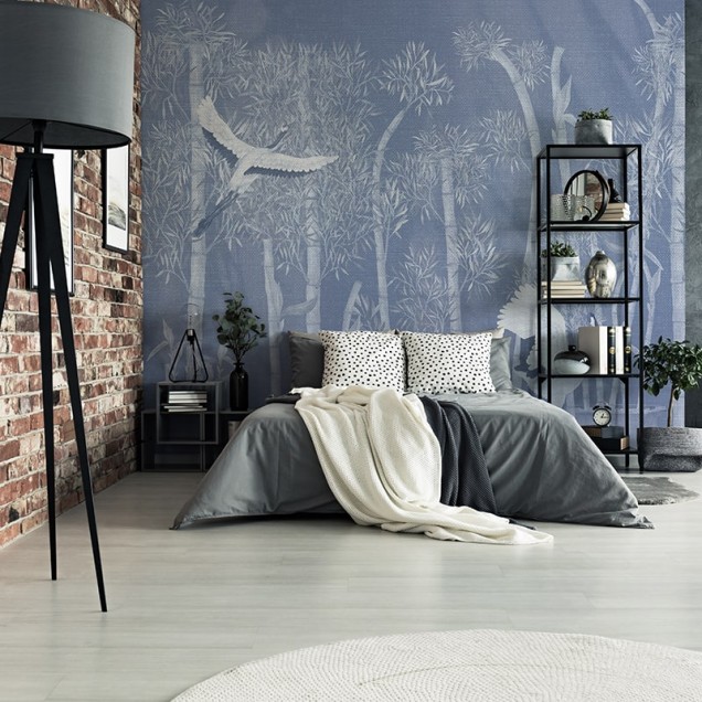 Tapet cu design minimalist Pavilion Blush Blue,  cu o grafică ce ilustrează o pădure de bambus cu păsări în nuanțe de albastru și alb