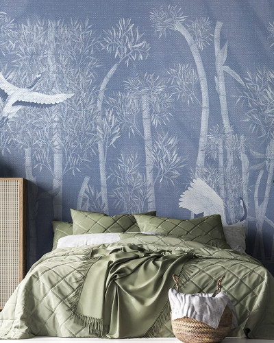 Tapet cu design minimalist Pavilion Blush Blue,  cu o grafică ce ilustrează o pădure de bambus cu păsări în nuanțe de albastru și alb