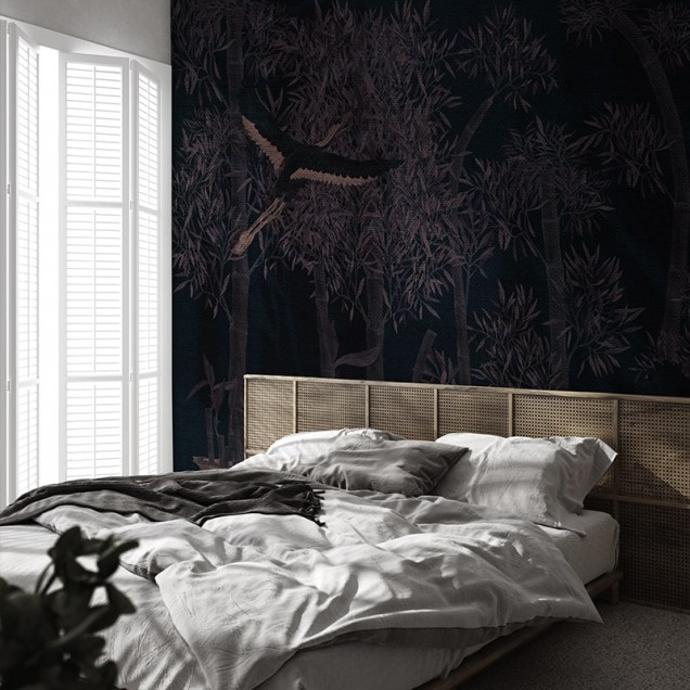 Tapet cu design asiatic elegant, cu păsări care zboară printr-o pădure de bambus, ideal pentru dormitor.