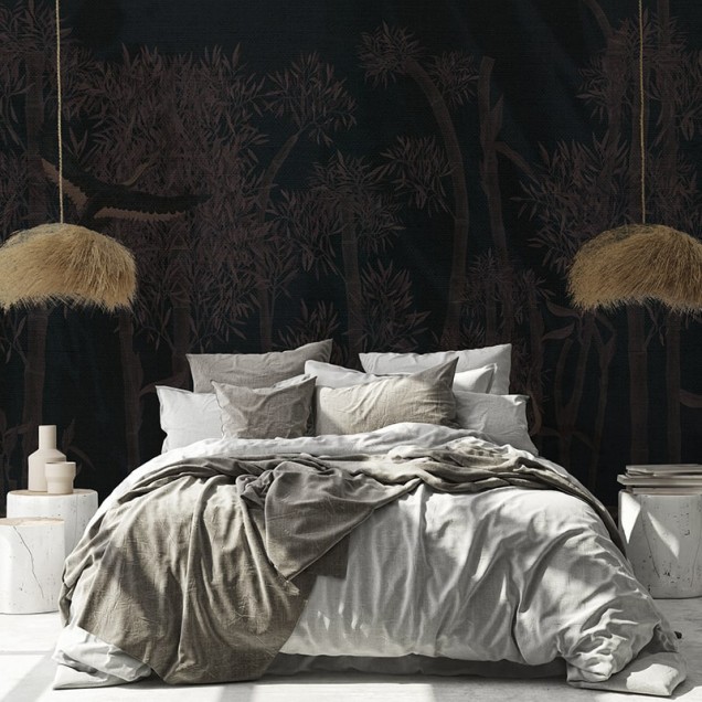 Tapet cu design asiatic elegant, cu păsări care zboară printr-o pădure de bambus, ideal pentru dormitor.