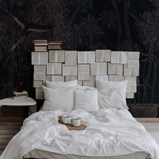 Tapet cu design asiatic elegant, cu păsări care zboară printr-o pădure de bambus, ideal pentru dormitor.