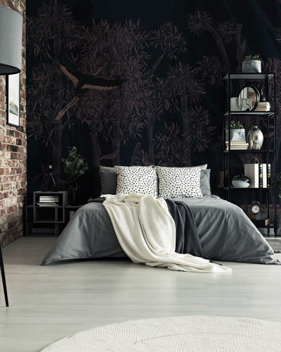 Tapet cu design asiatic elegant, cu păsări care zboară printr-o pădure de bambus, ideal pentru dormitor.