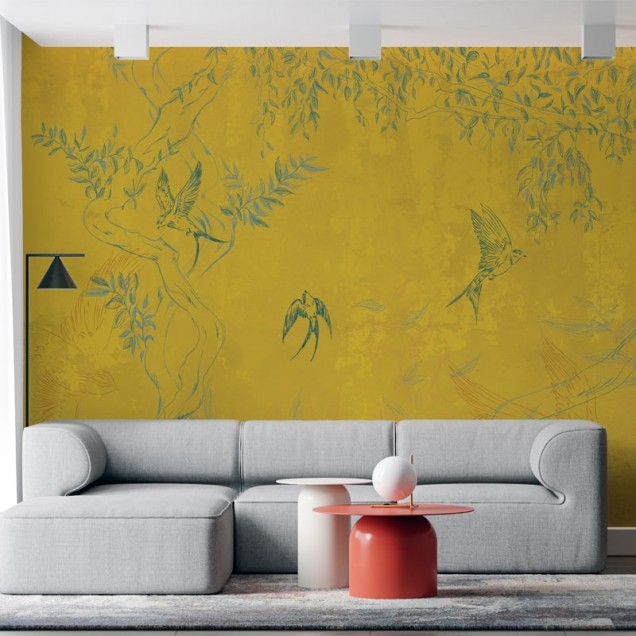 Tapet Warm Afternoon, cu un design modern și elegant, prezintă un copac cu frunze verzi și păsări delicate pe un fundal galben cald. Creați o atmosferă relaxantă și primitoare în casa dumneavoastră.