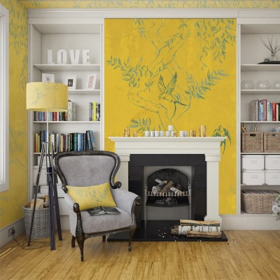 Tapet Warm Afternoon, cu un design modern și elegant, prezintă un copac cu frunze verzi și păsări delicate pe un fundal galben cald. Creați o atmosferă relaxantă și primitoare în casa dumneavoastră.
