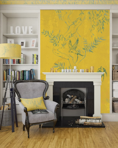 Tapet Warm Afternoon, cu un design modern și elegant, prezintă un copac cu frunze verzi și păsări delicate pe un fundal galben cald. Creați o atmosferă relaxantă și primitoare în casa dumneavoastră.