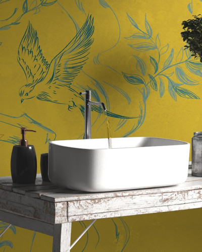 Tapet Warm Afternoon, cu un design modern și elegant, prezintă un copac cu frunze verzi și păsări delicate pe un fundal galben cald. Creați o atmosferă relaxantă și primitoare în casa dumneavoastră.