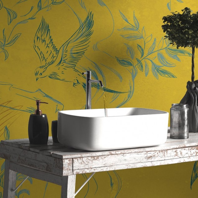 Tapet Warm Afternoon, cu un design modern și elegant, prezintă un copac cu frunze verzi și păsări delicate pe un fundal galben cald. Creați o atmosferă relaxantă și primitoare în casa dumneavoastră.