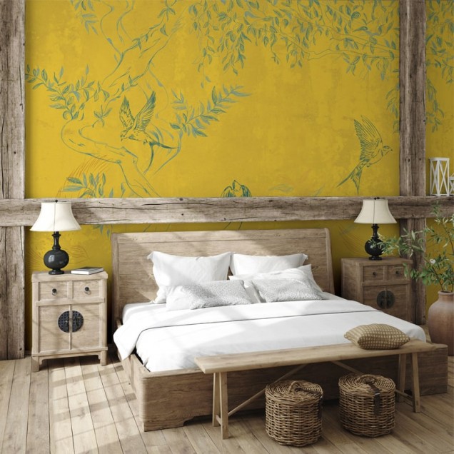 Tapet Warm Afternoon, cu un design modern și elegant, prezintă un copac cu frunze verzi și păsări delicate pe un fundal galben cald. Creați o atmosferă relaxantă și primitoare în casa dumneavoastră.