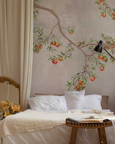 Tapet Gentle morning Sicily cu design cu un copac cu portocali și păsări, perfect pentru a crea o atmosferă proaspătă și relaxantă în casa ta.