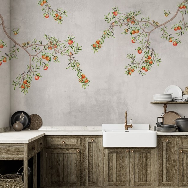 Tapet Gentle morning Sicily cu design cu un copac cu portocali și păsări, perfect pentru a crea o atmosferă proaspătă și relaxantă în casa ta.