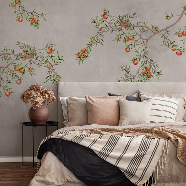 Tapet Gentle morning Sicily cu design cu un copac cu portocali și păsări, perfect pentru a crea o atmosferă proaspătă și relaxantă în casa ta.