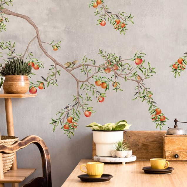 Tapet Gentle morning Sicily cu design cu un copac cu portocali și păsări, perfect pentru a crea o atmosferă proaspătă și relaxantă în casa ta.