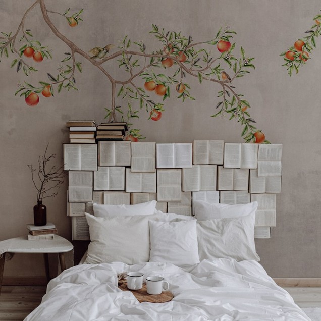 Tapet Gentle morning Sicily cu design cu un copac cu portocali și păsări, perfect pentru a crea o atmosferă proaspătă și relaxantă în casa ta.