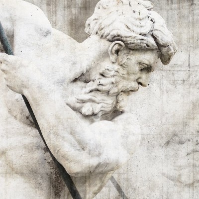 Tapet cu design minimalist, cu o imagine a unui cap de statuie antic, pe un fundal gri texturat