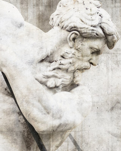 Tapet cu design minimalist, cu o imagine a unui cap de statuie antic, pe un fundal gri texturat