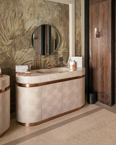 Tapet Halcyon Plenty Cassic, cu design geometric și accente de culoare caldă, ideal pentru baie sau dormitor