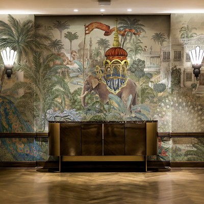 Tapet Empire Sanctum, un tapet pictural cu un elefant, o junglă luxuriantă și o casă luxoasă, adăugând o notă de opulență și unicitate decorului.