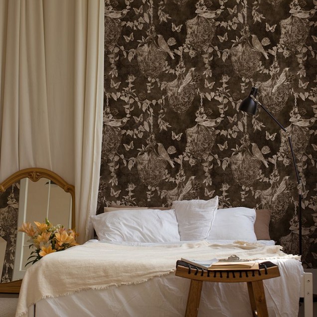 Tapet Majestic Memoir Dark Brown, cu un design delicat de cuști pentru păsări, frunze și fluturi, în nuanțe de maro închis.