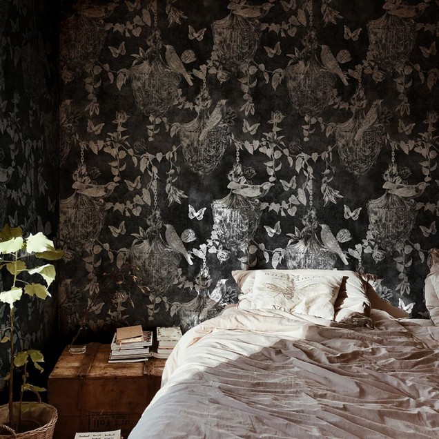 Tapet Majestic Memoir In Black cu un design elegant și modern, ideal pentru a adăuga o notă de rafinament spațiului tău.