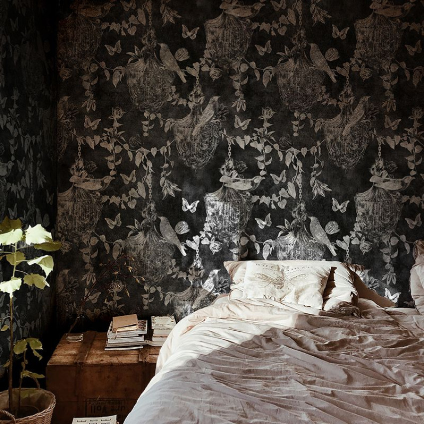 Tapet alb cu model minimalist, cu flori si pasari in negru, in decorul unei bai moderne