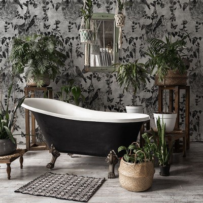 Tapet alb cu model minimalist, cu flori si pasari in negru, in decorul unei bai moderne