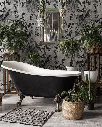 Tapet alb cu model minimalist, cu flori si pasari in negru, in decorul unei bai moderne